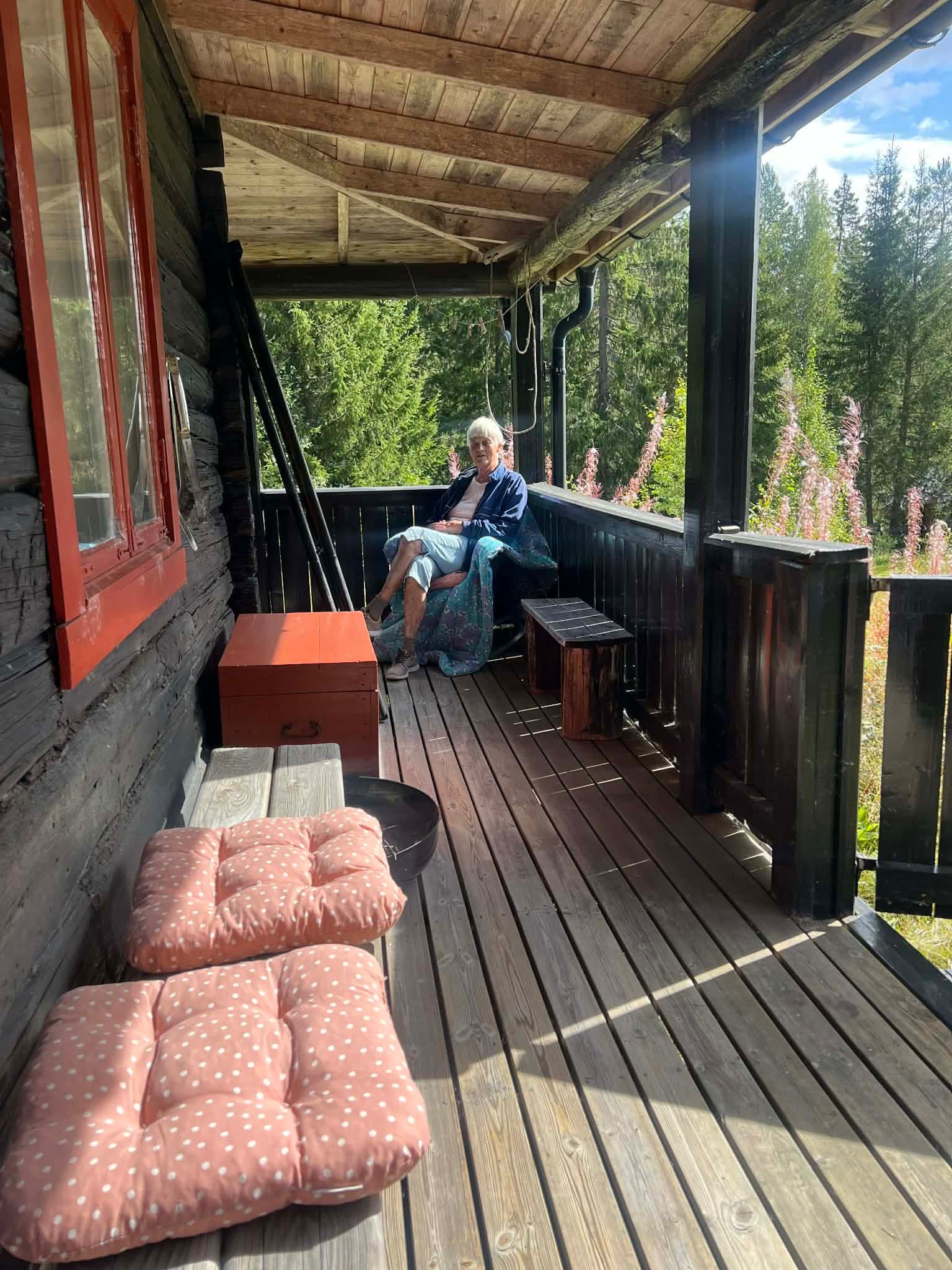 Mormor på verandaen