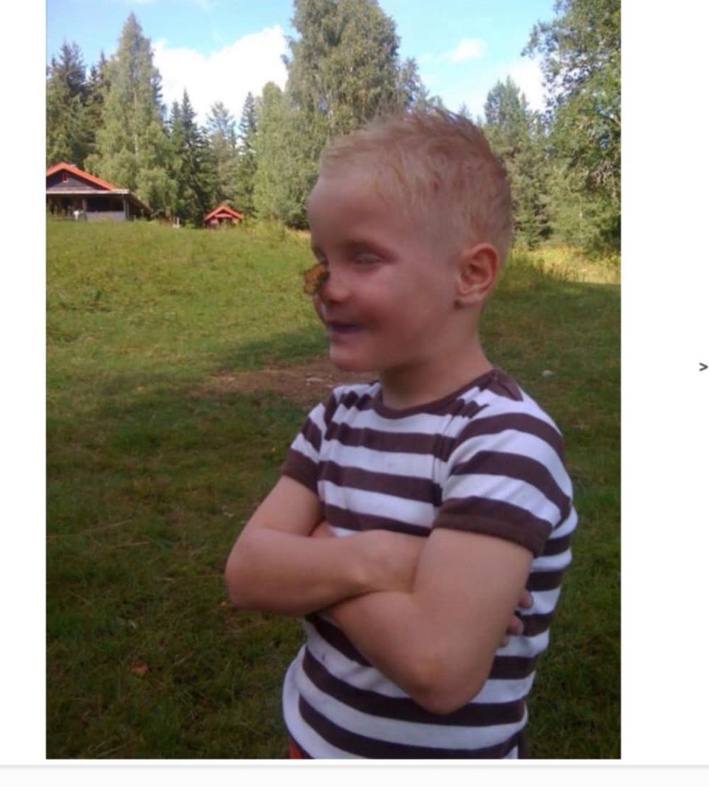 Morten som liten med sommerfugl på nesen